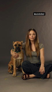 Kaley Cuoco feet photo thumbnail
