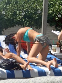 Selena Gomez feet photo thumbnail