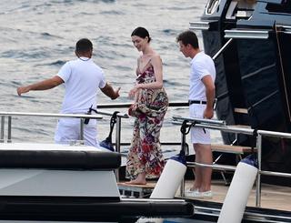 Anne Hathaway feet photo thumbnail