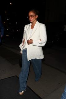 Jennifer Lopez feet photo thumbnail