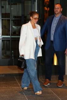 Jennifer Lopez feet photo thumbnail