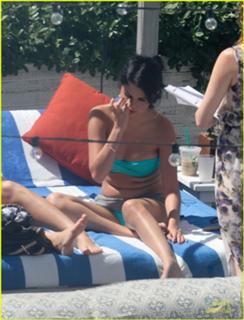 Selena Gomez feet photo thumbnail
