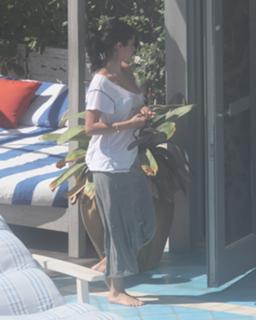 Selena Gomez feet photo thumbnail