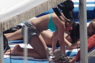 Selena Gomez feet photo thumbnail