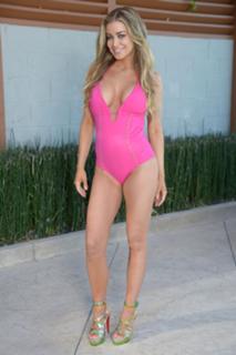 Carmen Electra feet photo thumbnail