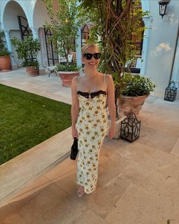 Emma Roberts feet photo thumbnail