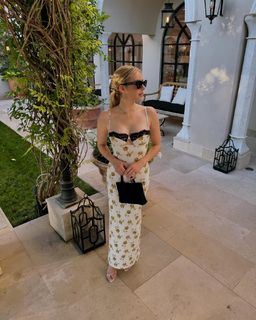 Emma Roberts feet photo thumbnail