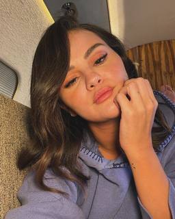Selena Gomez feet photo thumbnail