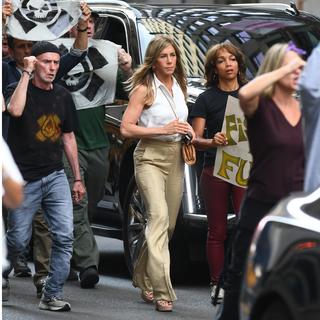 Jennifer Aniston feet photo thumbnail