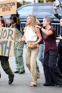 Jennifer Aniston feet photo thumbnail