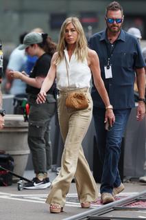 Jennifer Aniston feet photo thumbnail