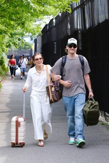 Millie Bobby Brown feet photo thumbnail