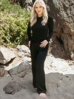 Jennie Garth feet photo thumbnail