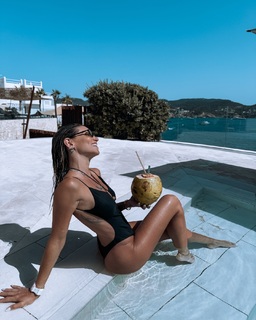 Athina Oikonomakou feet photo thumbnail