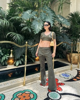 Isis Valverde feet photo thumbnail