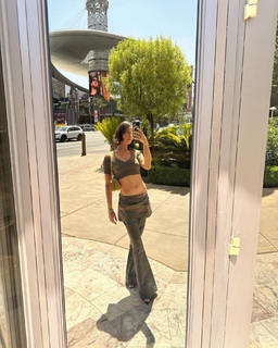 Isis Valverde feet photo thumbnail