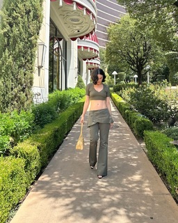 Isis Valverde feet photo thumbnail