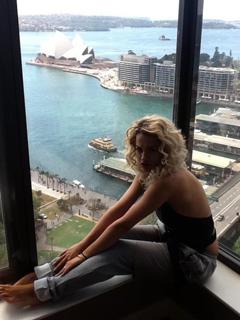 Rita Ora feet photo thumbnail