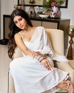 Mouni Roy feet photo thumbnail