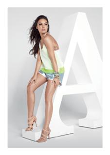 Isis Valverde feet photo thumbnail