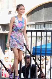 Sarah Hyland feet photo thumbnail