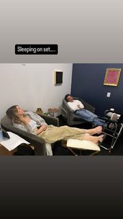 Kaley Cuoco feet photo thumbnail