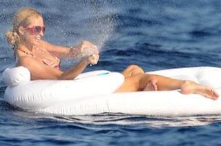 Paris Hilton feet photo thumbnail