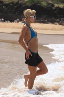 Paris Hilton feet photo thumbnail