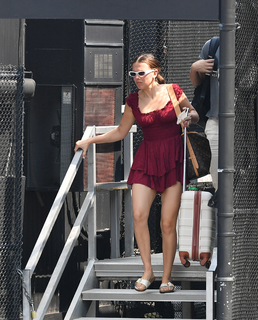 Millie Bobby Brown feet photo thumbnail