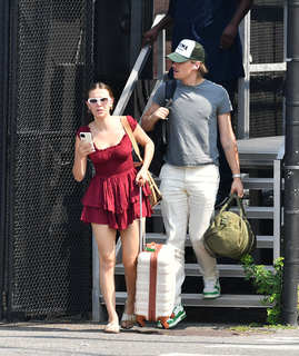 Millie Bobby Brown feet photo thumbnail