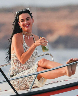 Katy Perry feet photo thumbnail