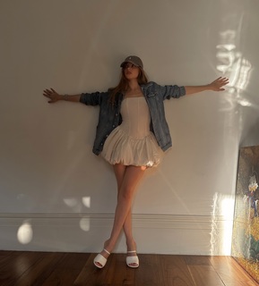 Xenia Tchoumitcheva feet photo thumbnail