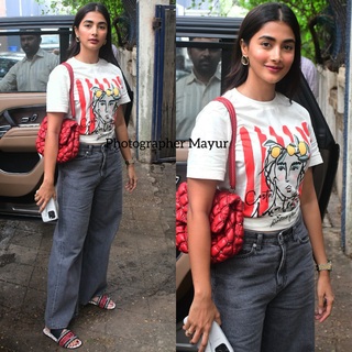 Pooja Hegde feet photo thumbnail