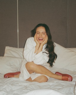 Larissa Manoela feet photo thumbnail