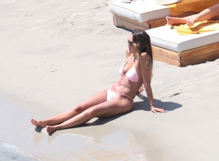 Jessica Alba feet photo thumbnail