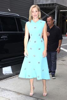 Elizabeth Banks feet photo thumbnail