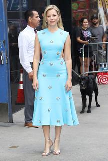Elizabeth Banks feet photo thumbnail