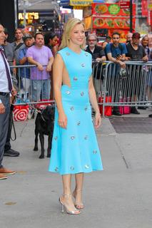 Elizabeth Banks feet photo thumbnail