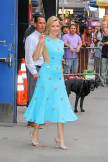Elizabeth Banks feet photo thumbnail