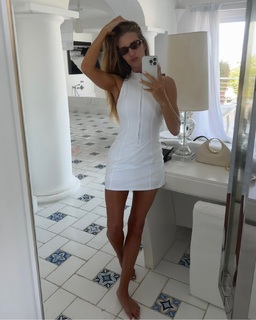 Rosie Huntington-Whiteley feet photo thumbnail