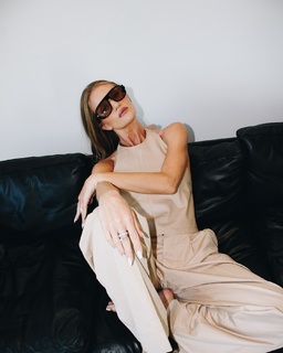 Rosie Huntington-Whiteley feet photo thumbnail