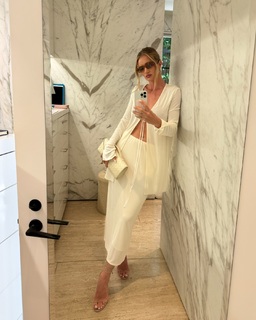 Rosie Huntington-Whiteley feet photo thumbnail