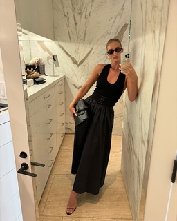 Rosie Huntington-Whiteley feet photo thumbnail