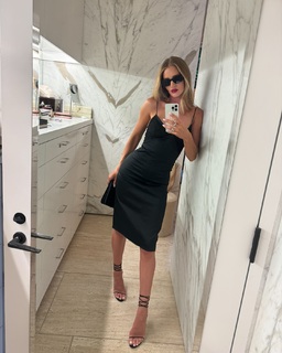 Rosie Huntington-Whiteley feet photo thumbnail