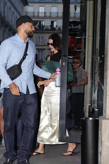 Kendall Jenner feet photo thumbnail