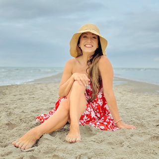 Kino MacGregor feet photo thumbnail