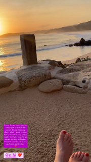 Angela Kinsey feet photo thumbnail