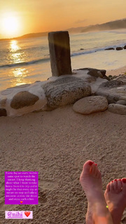 Angela Kinsey feet photo thumbnail