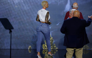 Amber Rose feet photo thumbnail