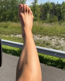 Lola Weippert feet photo thumbnail